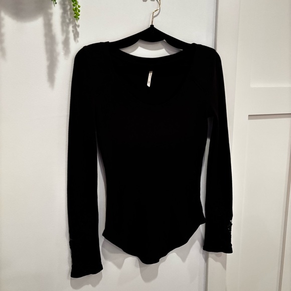 Free People Thermal Waffle Knit Lace Cuff Curved Hem Faded Black Women's Size M - Picture 3 of 12